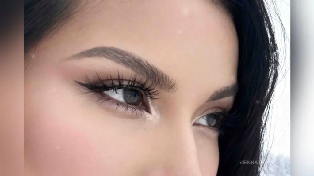 SiennaThomas β Close-up of a woman with glamorous winged eyeliner, long lashes, and groomed eyebrows for a beauty look.