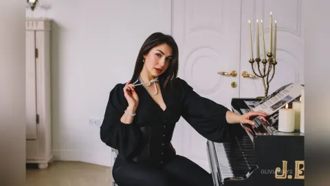OliviaWays — lady at the piano🎹