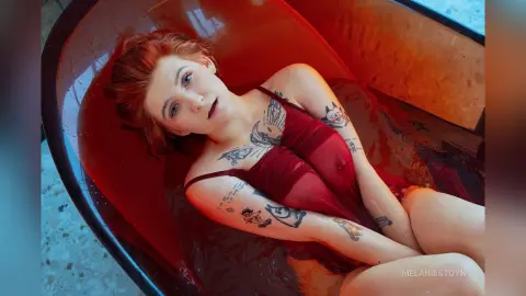 MelanieStoyn — 𝚠𝚑𝚒𝚝𝚎&amp;𝚛𝚎𝚍