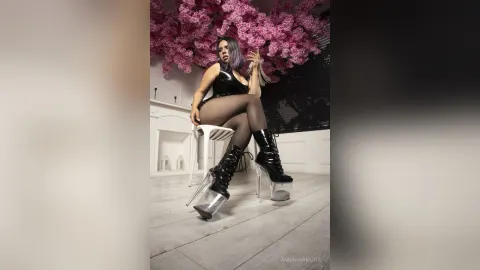 AnnaHarmonie — Dominatrix