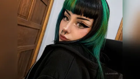 LolaGraves — Me!