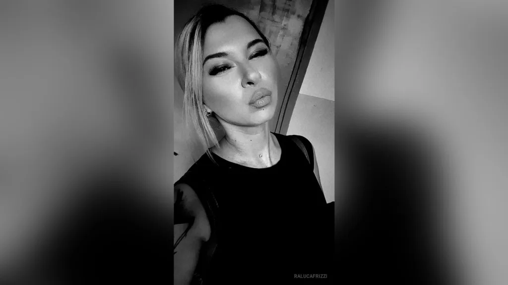RalucaFrizzi — Selfie