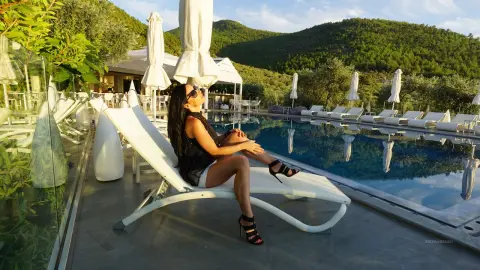Vanessa — Pool party