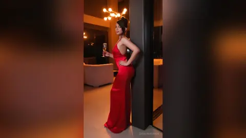 CatalinaCusack — Lady in red