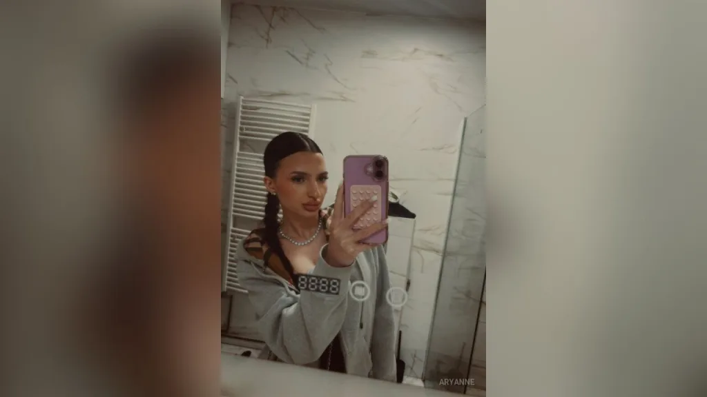 AryAnne β Selfies π§‘