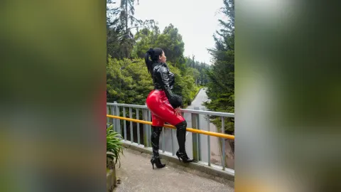 LeizaMagnus — latex, leather in public