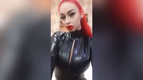 Noir — Selfie