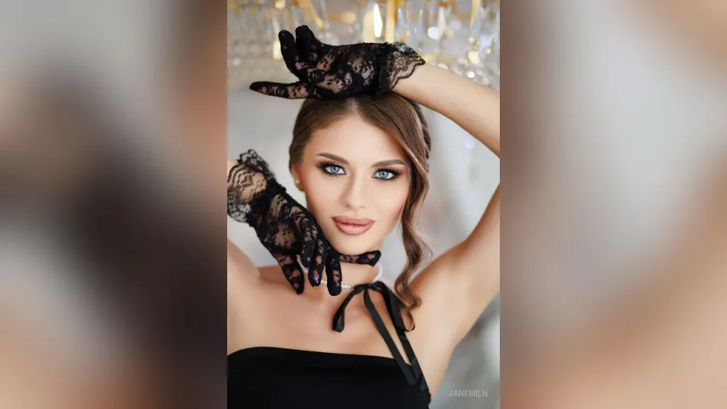 JaneMiln — Lady in black)