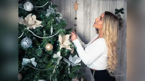 EmilyJener — HOT Christmas🎄🎁