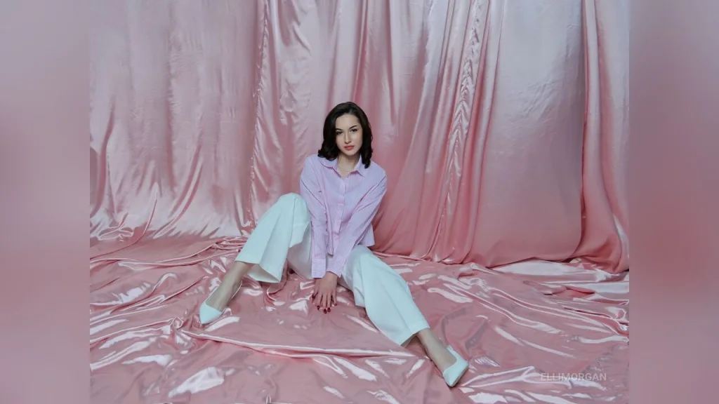 ElliMorgan — live cam