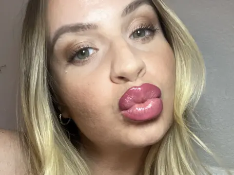 PeachyyBunnyy cam model