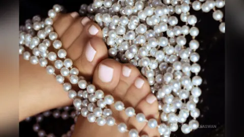 AgleaSwan — Nylon feet & pearls