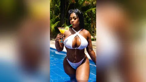 FarahLucy — 🌻⛱️👙