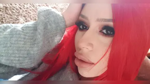 Noir — Selfie
