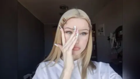 MeladyStras — face and manicure