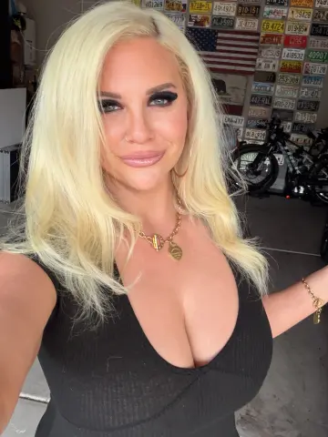Hotbustybarbie — Streamate Photos