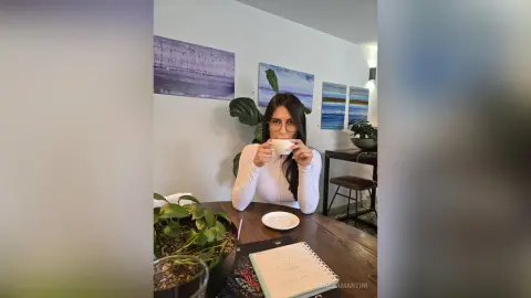 VanesaMartini — Time for a meeting! ☕