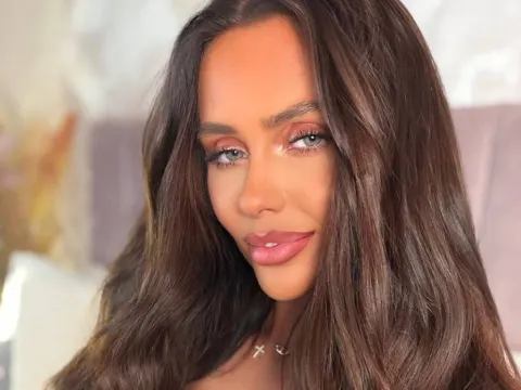 Anais cam model