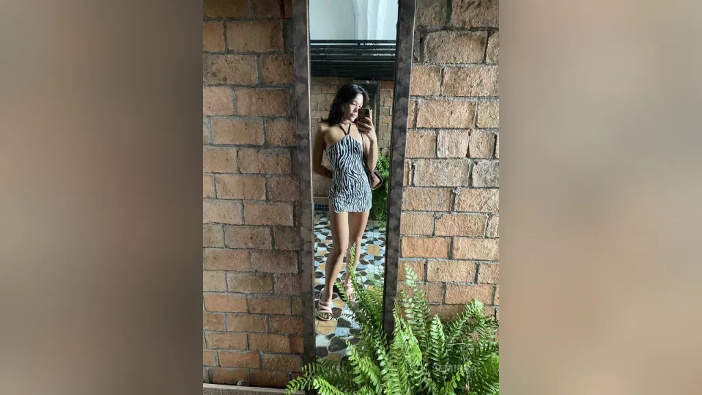 Semirra β Mirror selfie