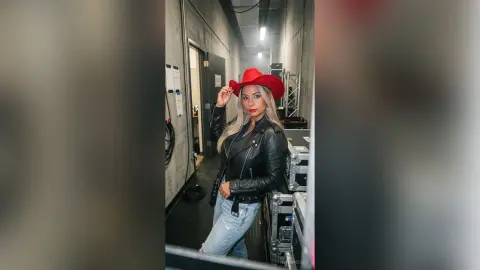 LareineCleo — Busty Blonde