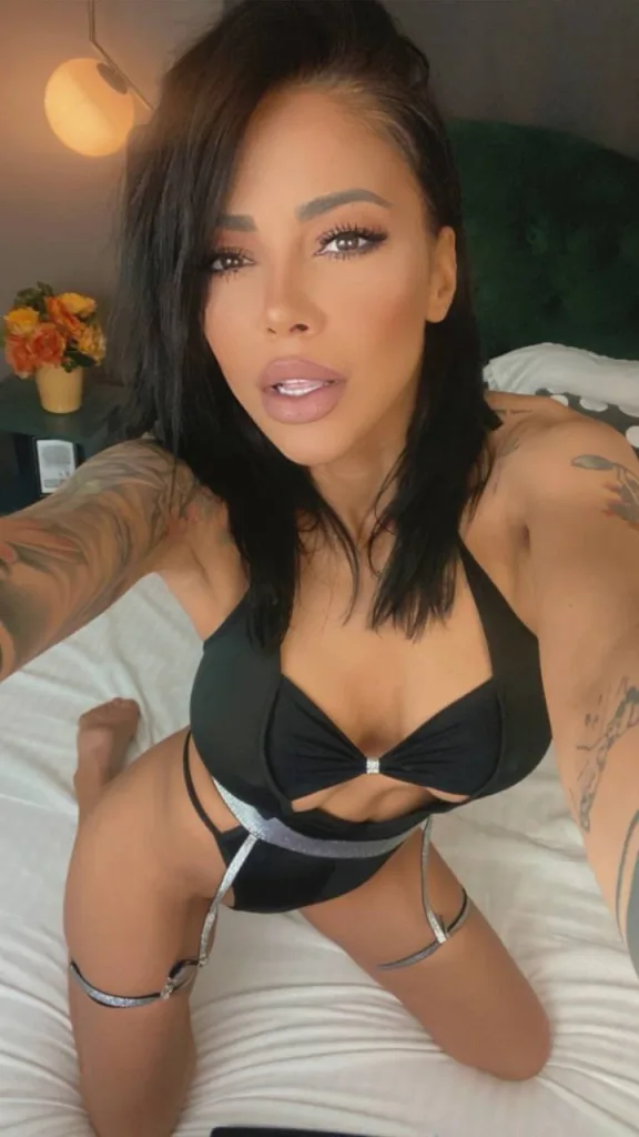 NaomiRaye — Streamate Photos
