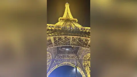 Carolina — I wanna kiss you in Paris