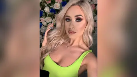 Evelyn — Selfie