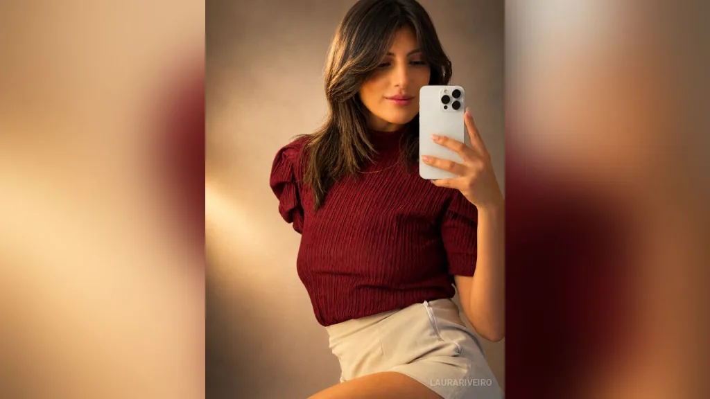 LauraRiveiro — LauraRiveiro takes a mirror selfie wearing a burgundy ribbed top and white shorts.