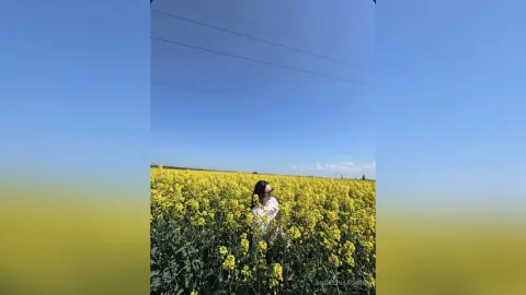 AngelinaKunis — Moments