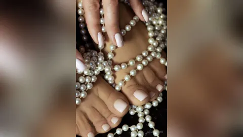 AgleaSwan — Nylon feet & pearls