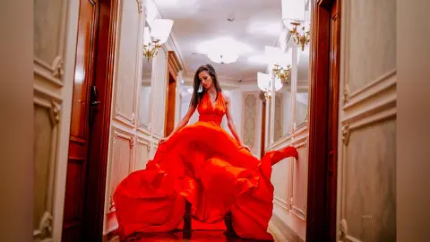 Missy — Lady in red