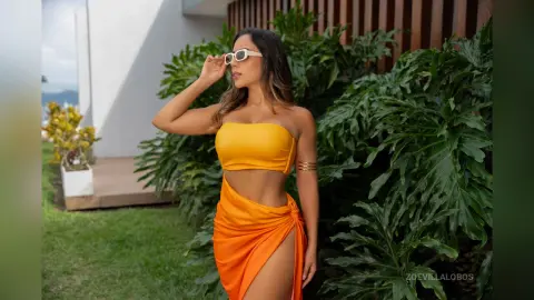 ZoeVillalobos — tropical beauty 🍑
