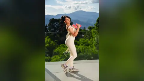 CatalinaCusack — you like what you see? 🍑