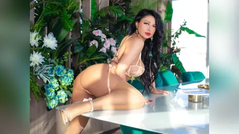 AnneThompson — delicious glam🍑💞
