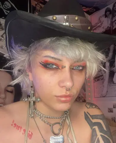 glitterqueen99 — Streamate Photos
