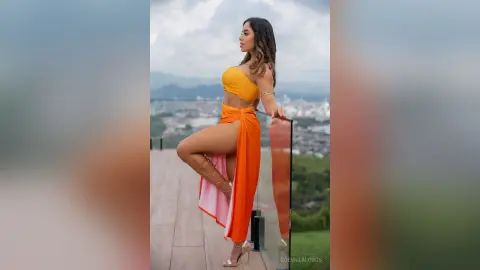 ZoeVillalobos — tropical beauty 🍑