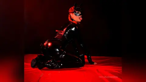 TaylorJohansson — Sexy Cat