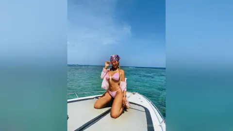 LaurenVenezs — Pink in sea💕