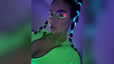 IngridSaint — Selfie