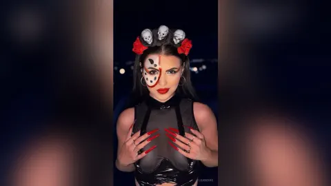 LeaNoire — Dark glamour unleashed.
