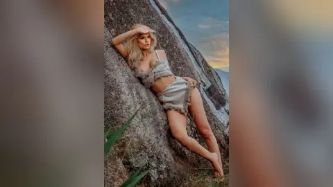 AlessiaBell — Look Out