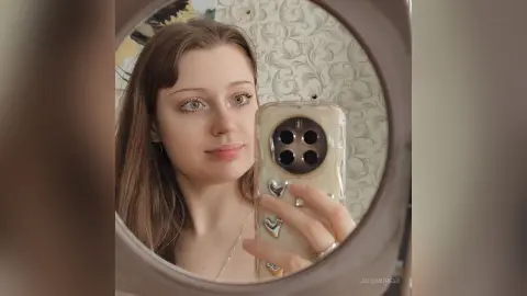 JuliaMoreau — Cute face)
