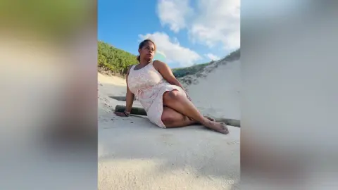 LareineCleo — Beach body