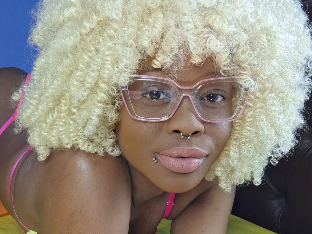 AkeliaHampson