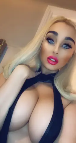 BlondieBarbieBabe — Streamate Photos