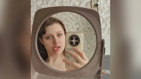 JuliaMoreau — Cute face)