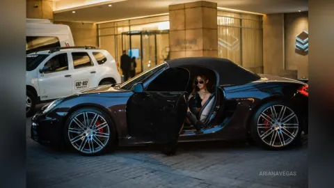 ArianaVegas — .
