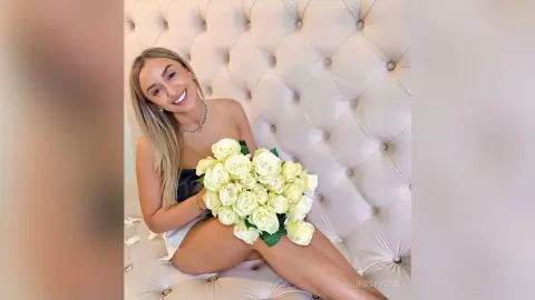 Jess — White roses 💞