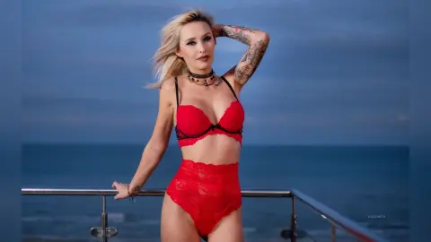IssaSmith — red