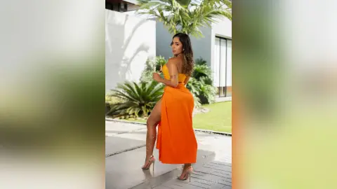 ZoeVillalobos — tropical beauty 🍑